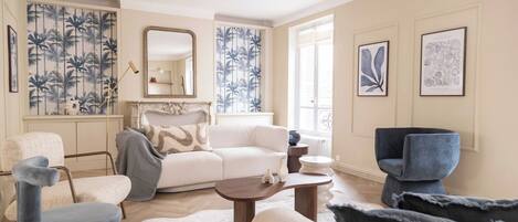 Smart-TV, Kamin, Arbeitsbereiche