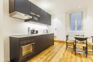 Een koelkast, een microgolfoven, een oven, een kookplaat