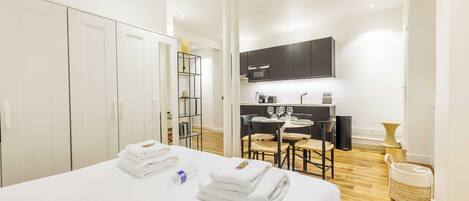 1 soverom, skrivebord, strykejern/-brett og wi-fi (inkludert)