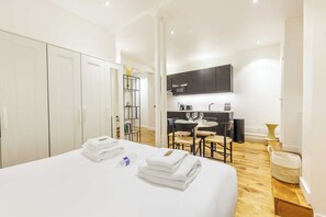1 slaapkamer, een strijkplank/strijkijzer, wifi, beddengoed