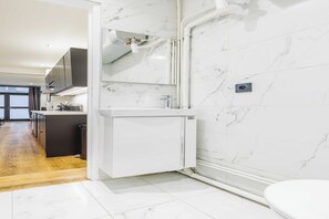 Shower, hair dryer, towels, shampoo