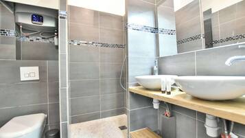 Een douche, een haardroger, handdoeken