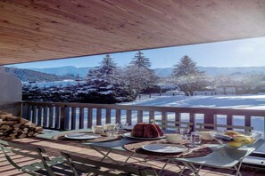 Outdoor dining - Modern 2 bedroom apartment, close to ski lifts (Megève)