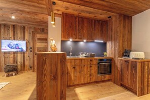 Fridge, microwave, oven, stovetop - Modern 2 bedroom apartment, close to ski lifts (Megève)