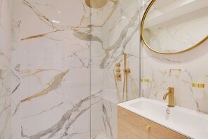 Regadera, secadora de cabello, toallas 