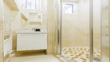 Douche, sèche-cheveux, serviettes fournies