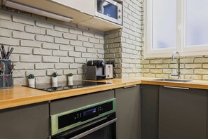Fridge, microwave, oven, stovetop - Modern flat - 1BD/4P - Parc Monceau (Paris)
