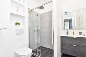 Ducha, secador de pelo, toallas