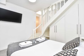 1 habitación, escritorio, tabla de planchar con plancha y cuna de viaje 