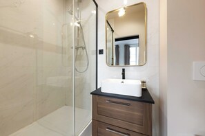 Een douche, een haardroger, handdoeken