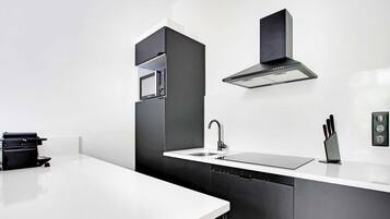 Microondas, parrilla de estufa, lavavajillas y cafetera y tetera