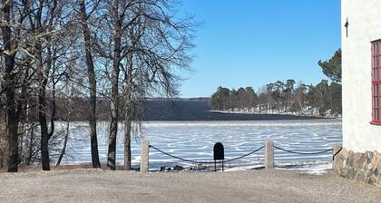 Countryside Villa, Eskilstuna, lovely outdoor swimming pool 1h from Stockholm.