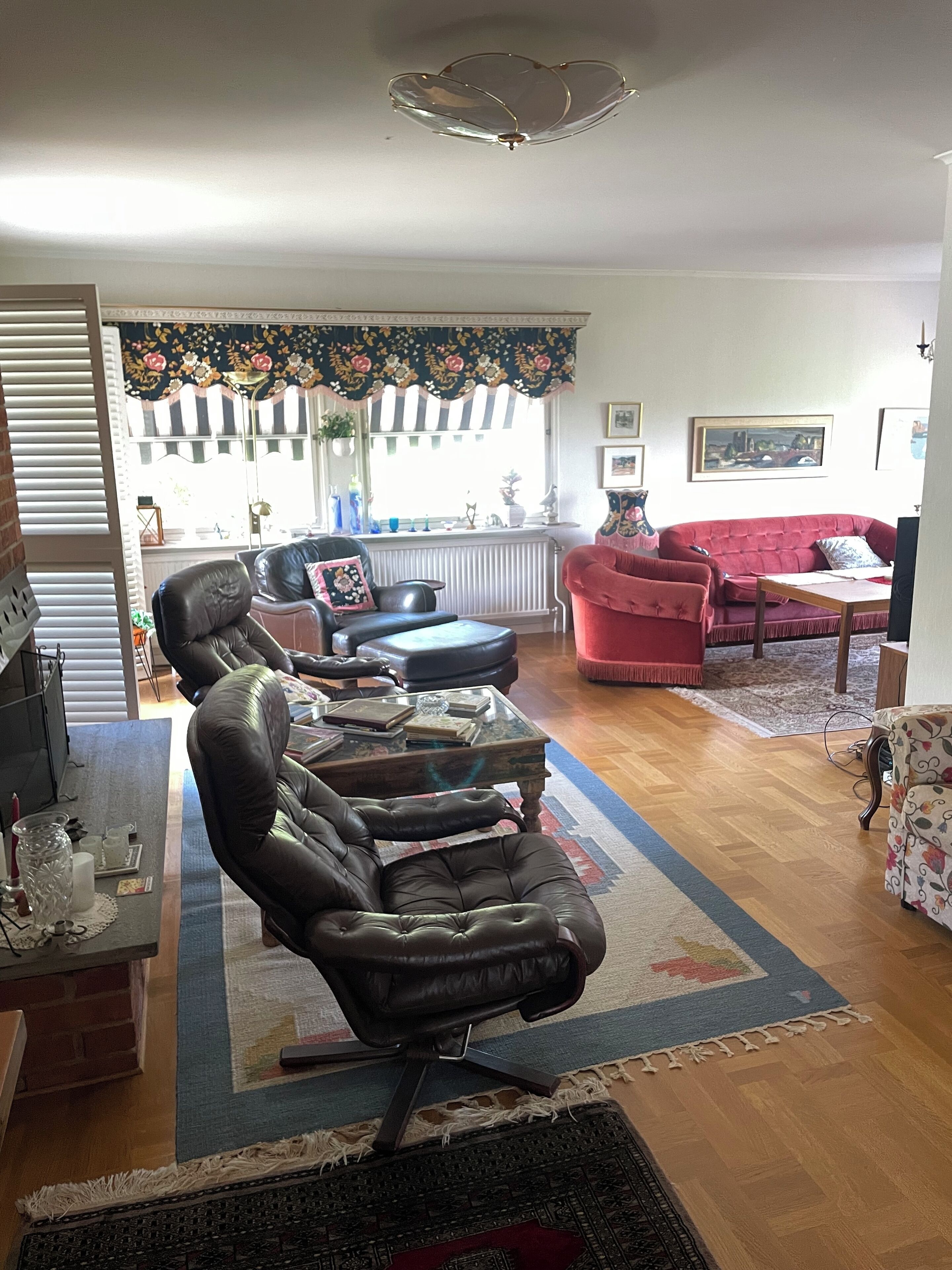 智能電視、壁爐、書籍