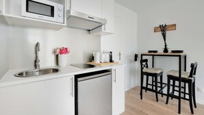 Kaffetrakter/tekoker, kjøleskap, mikrobølgeovn og ovn