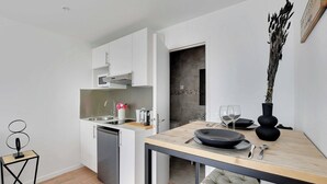 Kaffetrakter/tekoker, kjøleskap, mikrobølgeovn og ovn