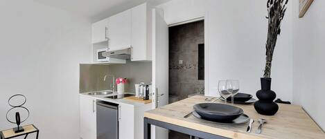 Frigorifero, microonde, forno, piano cottura