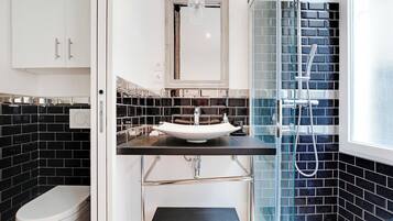 Doccia, asciugacapelli, asciugamani, shampoo