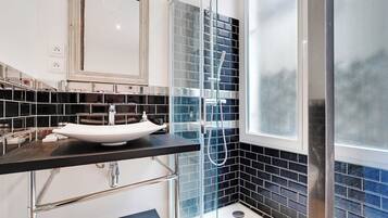 Regadera, secadora de cabello, toallas, shampoo