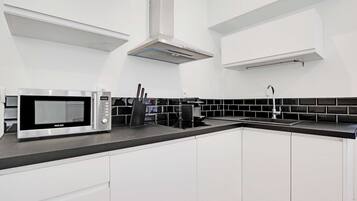 Refrigerador, microondas, parrilla de estufa y cafetera y tetera