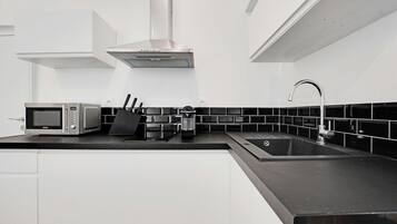 Refrigerador, microondas, parrilla de estufa y cafetera y tetera