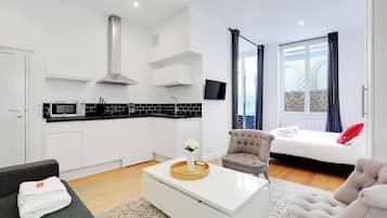 Escritorio, tabla de planchar con plancha, wifi y ropa de cama