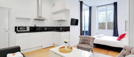 Escritorio, tabla de planchar con plancha, wifi y ropa de cama