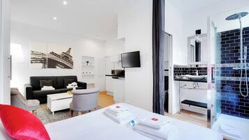 Escritorio, tabla de planchar con plancha, wifi y ropa de cama