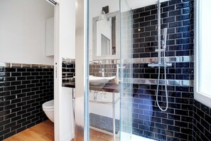 Shower, hair dryer, towels, shampoo - Charming and serene studio - 4P - Châtelet (Paris)