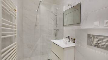 Douche, articles de toilette gratuits, sèche-cheveux