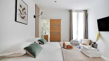 1 chambre, bureau, fer et planche à repasser, lit parapluie