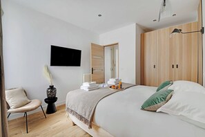 1 chambre, bureau, fer et planche à repasser, lit parapluie
