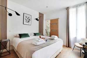 1 chambre, bureau, fer et planche à repasser, lit parapluie