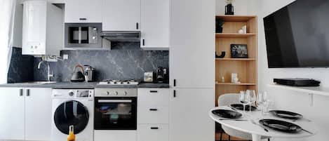 Kühlschrank, Mikrowelle, Ofen, Herdplatte