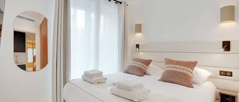 2 makuuhuonetta, työpöytä, silitysrauta/-lauta, ilmainen Wi-Fi