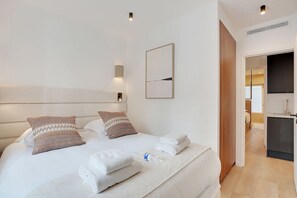 2 عدّة غرف نوم ومكواة/لوح كي وواي فاي وملاءات أسرّة