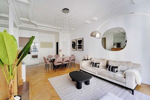 Een smart-tv en een kantoor