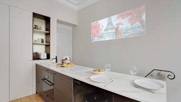 Kylskåp, mikrovågsugn, ugn och spishäll