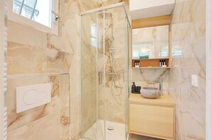 Shower, hair dryer, towels - Chic and Cosy Apartment-Canal Saint Martin (Paris)