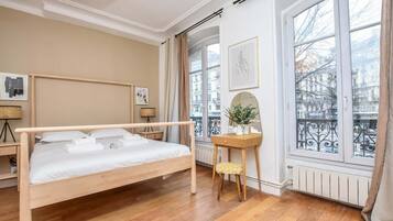 3 slaapkamers, een bureau, een strijkplank/strijkijzer, reisbedje
