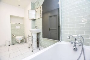 Douche, sèche-cheveux, serviettes fournies, shampoing