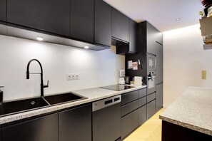 Frigorifero, microonde, forno, piano cottura