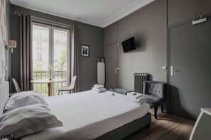 Skrivebord, strykejern/-brett, wi-fi (inkludert) og sengetøy