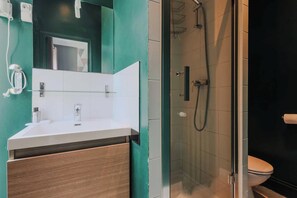 Dusj, hårføner, håndklær og sjampo