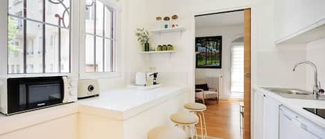 Geladeira, micro-ondas, fogão, cooktop