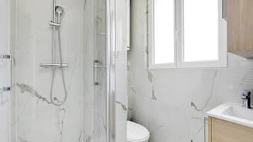 Suihku, hiustenkuivaaja, pyyhkeet