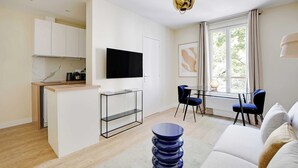Un espacio moderno para vivir con cocina, comedor y zona de estar.
