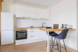 Kjøleskap, mikrobølgeovn, ovn og kokeplater