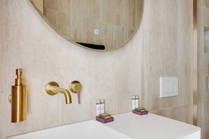 Suihku, hiustenkuivaaja, pyyhkeet