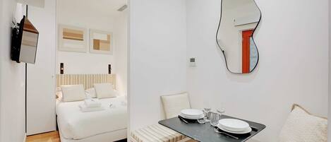 Escritorio, tabla de planchar con plancha, wifi gratis y ropa de cama