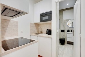 Fridge, microwave, stovetop, coffee/tea maker